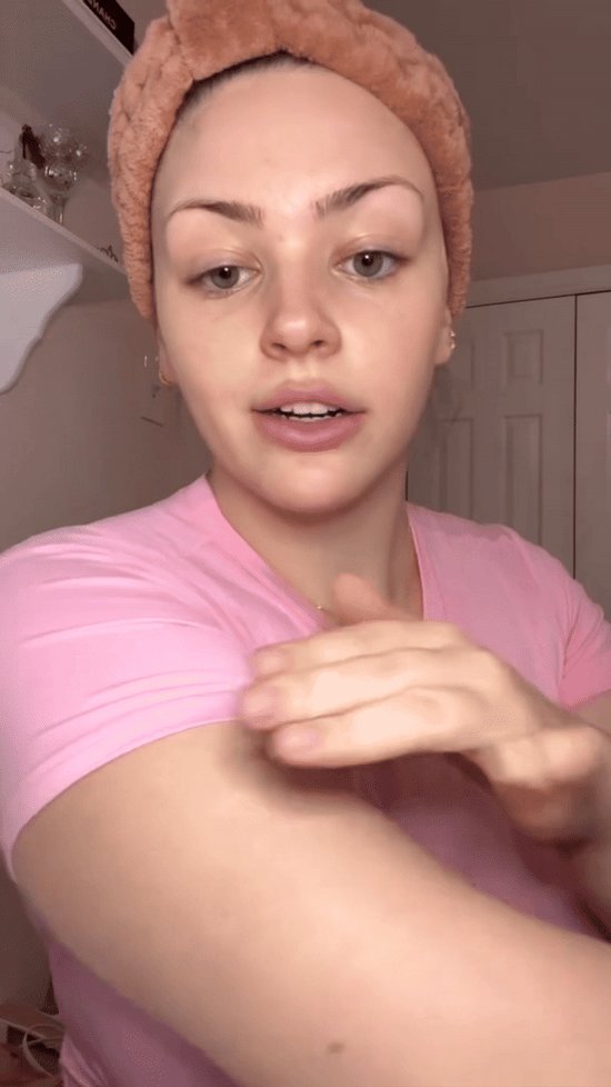 <p>3. <strong>Einmal täglich anwenden.</strong> Personen mit empfindlicher Haut beginnen möglicherweise nur jeden zweiten Tag.</p>